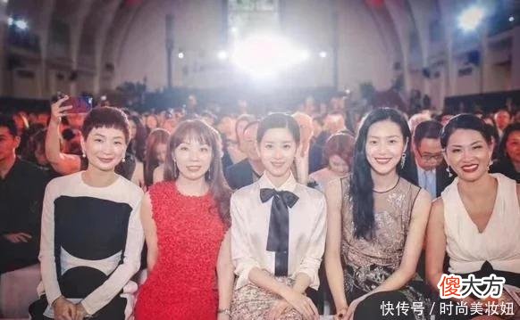 【时尚一点】富商老婆章泽天终于换风格，白色衬衫配包臀裙，气质不输超模何穗