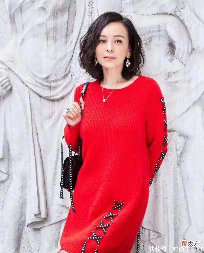 【时尚一点】真的被“雪姨”惊艳到了，一袭灰色刺绣连衣裙甜美减龄，哪像49岁