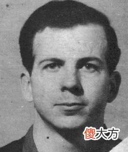 【历史故事】美国总统肯尼迪遇刺现场影像，凶手连开三枪，夫人慌忙捡头盖骨