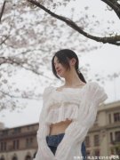 【时尚一点】白色泡泡衫搭配牛仔裙性感又妩媚搭配一双高跟鞋，衬托出纤细笔直的大长腿