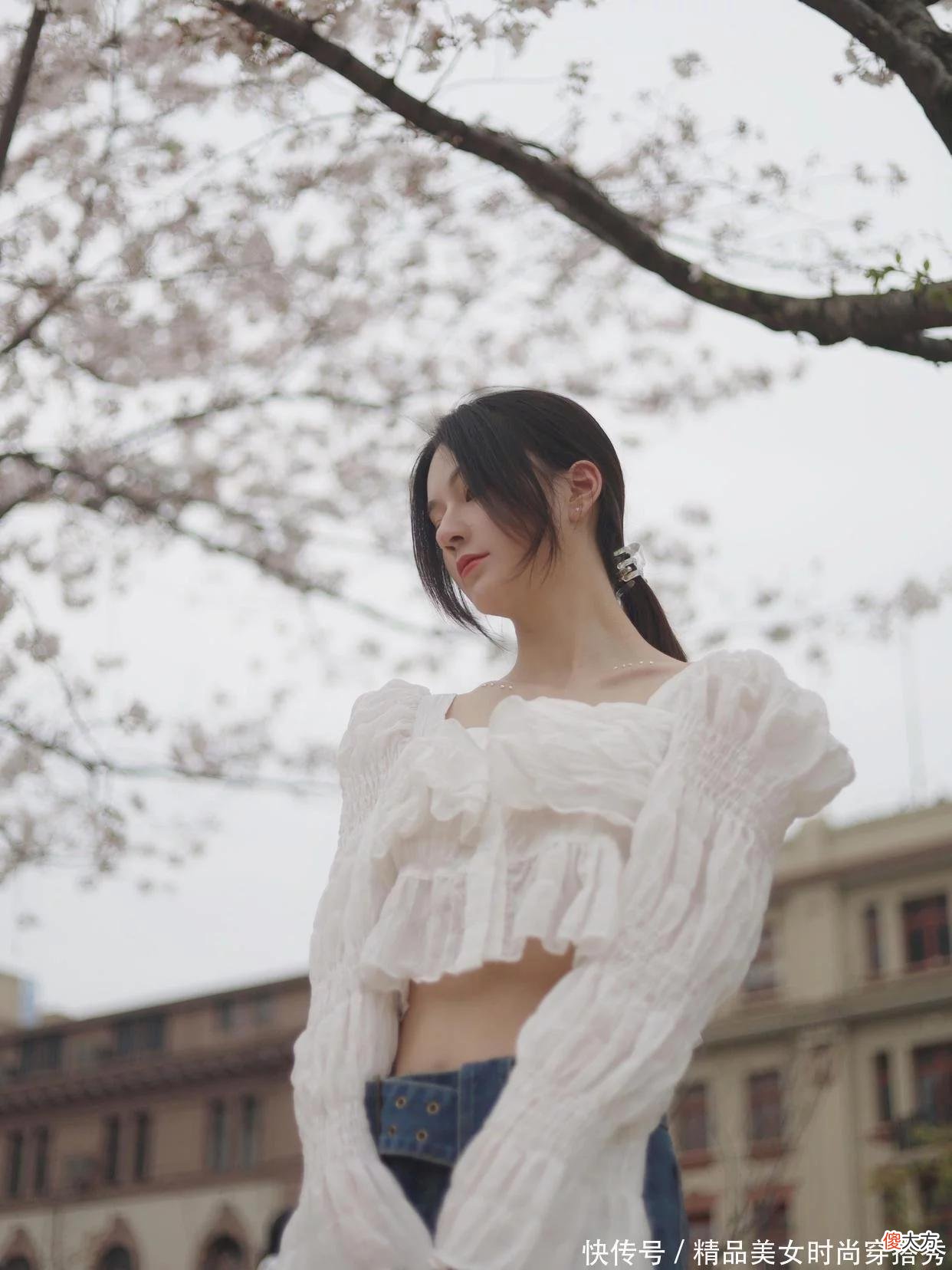 【时尚一点】白色泡泡衫搭配牛仔裙性感又妩媚搭配一双高跟鞋,衬托出纤细笔直的大长腿