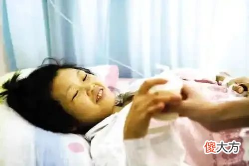 胎儿发动后孕妇去就医，穿裙子和裤子哪个方便？4种情况选择不同