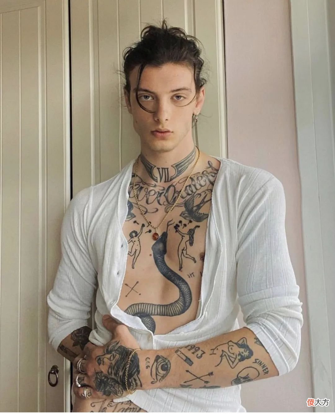 【就爱时尚】非主流男模登上 VALENTINO 时尚秀场，终于获得了主流的认可！