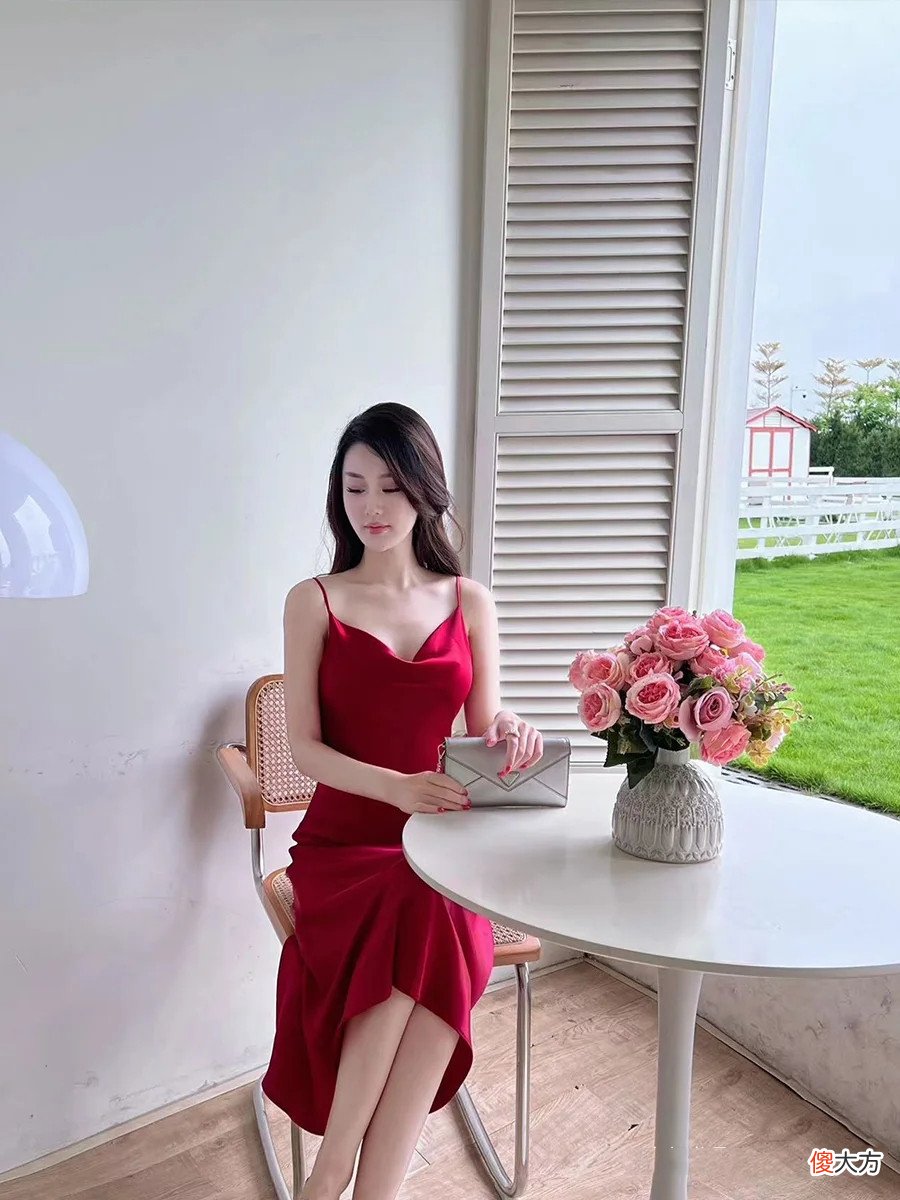 【时尚一点】夏季裙子别多买，学会“一裙多穿”，买衣服少了却更时髦了