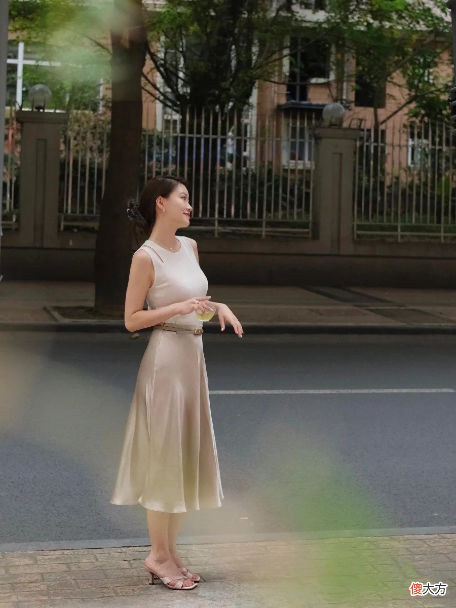 【时尚一点】夏季裙子别多买，学会“一裙多穿”，买衣服少了却更时髦了