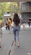 【时尚一点】浅蓝色紧身牛仔裤搭露肩T恤尽显苗条身材，彰显女性优雅的气息，绽放女性玫瑰