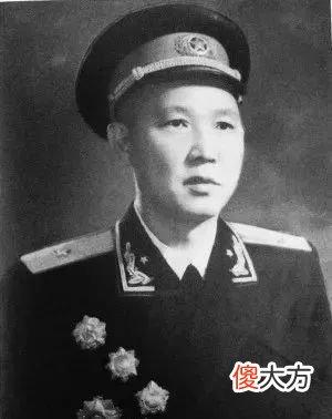 【爱历史】一野杨罗耿兵团杨得志司令员罗瑞卿政委耿飙参谋长麾下师长以上将军55年授什么军衔？少将 中将 上将？