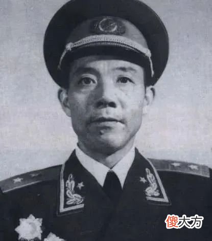 【爱历史】一野杨罗耿兵团杨得志司令员罗瑞卿政委耿飙参谋长麾下师长以上将军55年授什么军衔？少将 中将 上将？