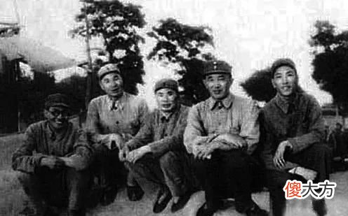 【爱历史】一野杨罗耿兵团杨得志司令员罗瑞卿政委耿飙参谋长麾下师长以上将军55年授什么军衔？少将 中将 上将？