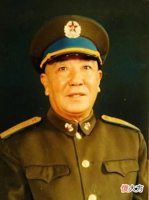 【爱历史】一野杨罗耿兵团杨得志司令员罗瑞卿政委耿飙参谋长麾下师长以上将军55年授什么军衔？少将 中将 上将？