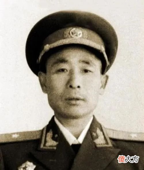 【爱历史】一野杨罗耿兵团杨得志司令员罗瑞卿政委耿飙参谋长麾下师长以上将军55年授什么军衔？少将 中将 上将？
