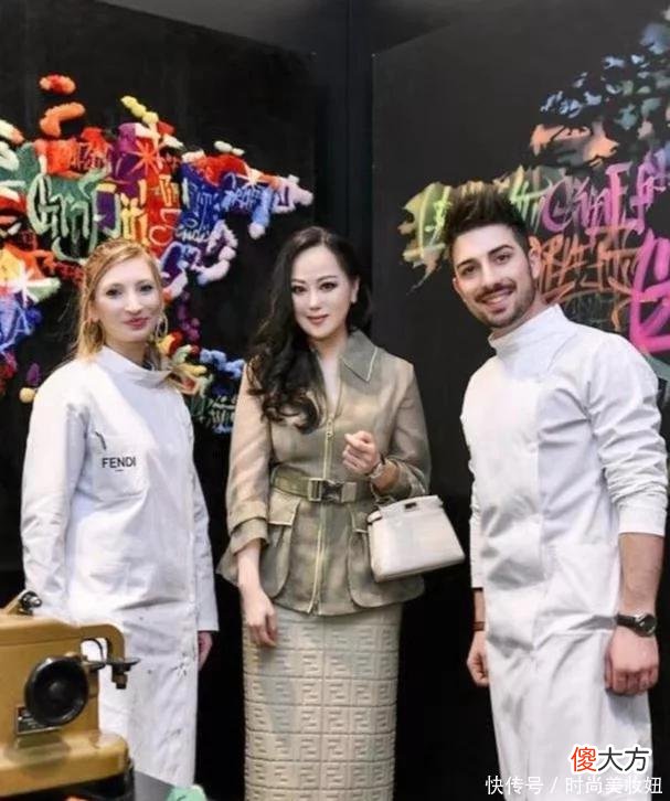 【就爱时尚】章小蕙名媛气质不是吹的,红色连衣裙配渔网外套,59岁美得很惊艳