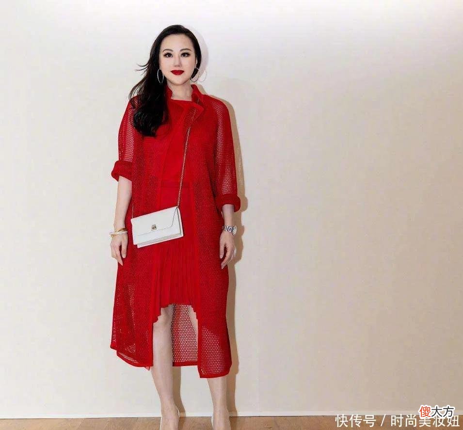 【就爱时尚】章小蕙名媛气质不是吹的,红色连衣裙配渔网外套,59岁美得很惊艳