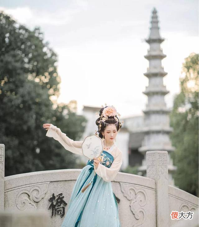 【时尚一点】梦回大唐，感受身着唐风汉服贵妇的美