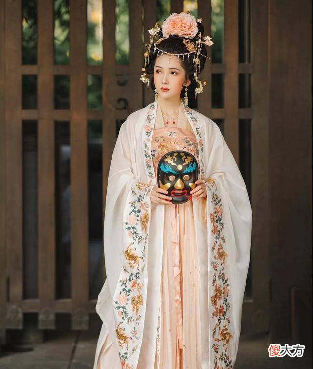 【时尚一点】梦回大唐，感受身着唐风汉服贵妇的美