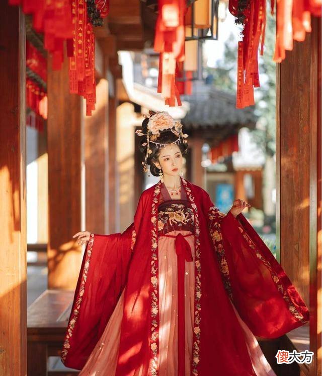 【时尚一点】梦回大唐，感受身着唐风汉服贵妇的美