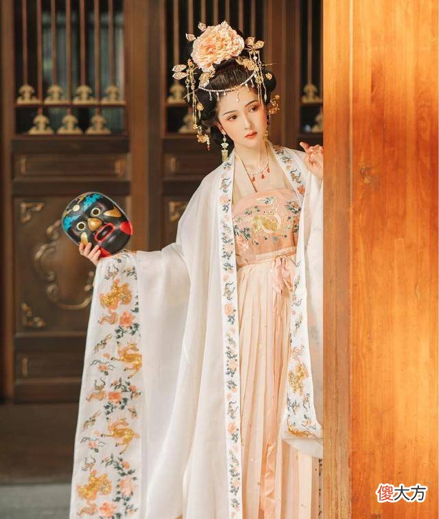【时尚一点】梦回大唐，感受身着唐风汉服贵妇的美