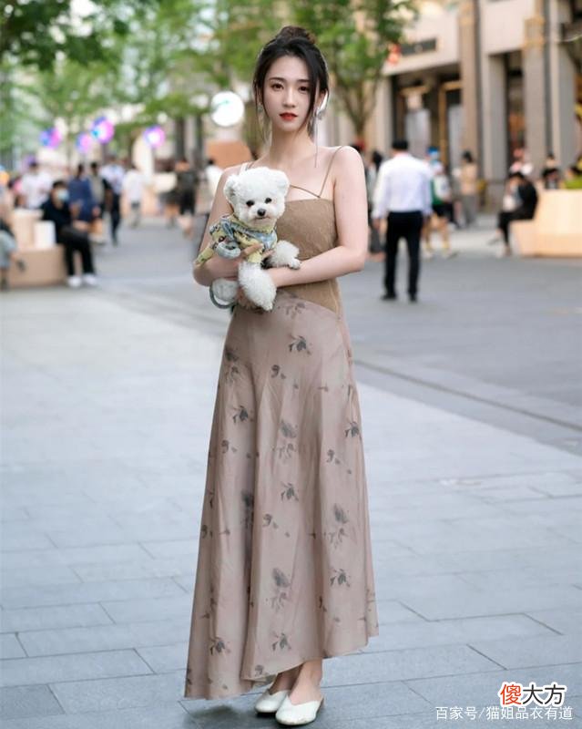 【就爱时尚】今年新出的连衣裙打扮，清新文艺不做作，简约自然又舒服