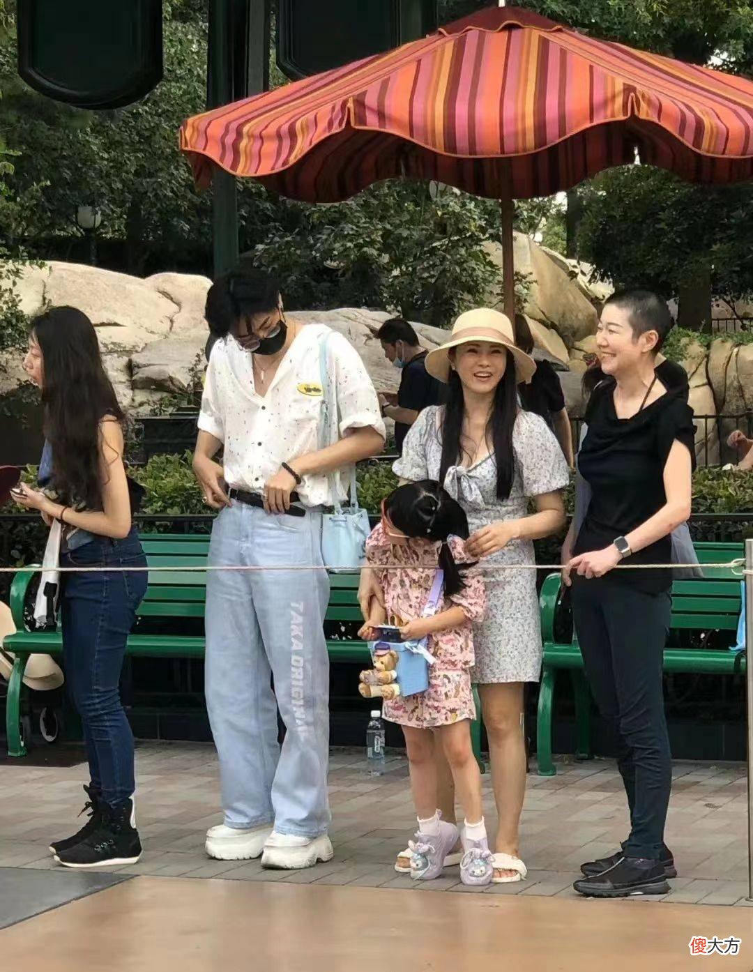 【就爱时尚】伊能静儿子大v领衬衫略显女人味，举止比他妈更有女人味