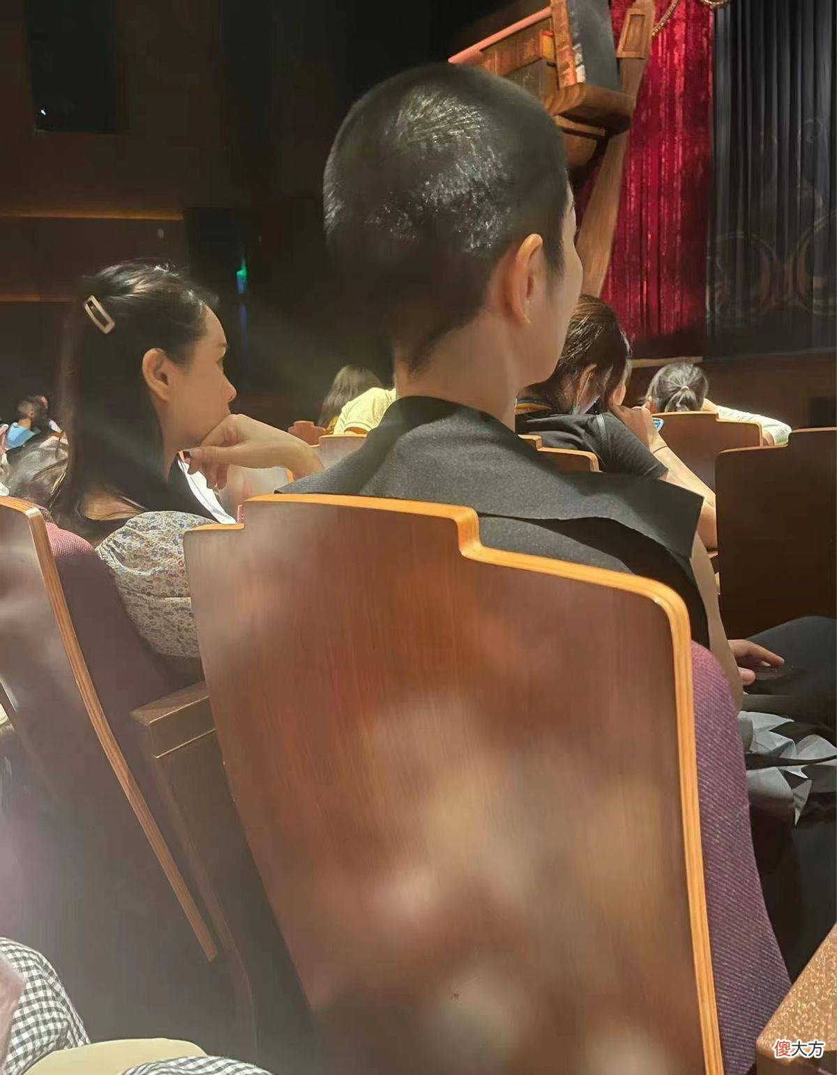 【就爱时尚】伊能静儿子大v领衬衫略显女人味，举止比他妈更有女人味