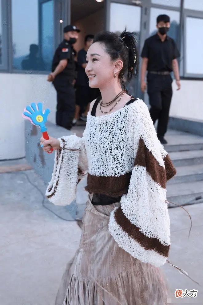 【就爱时尚】周迅现身录《脱口秀大会5》 自由随性穿搭精灵感满满