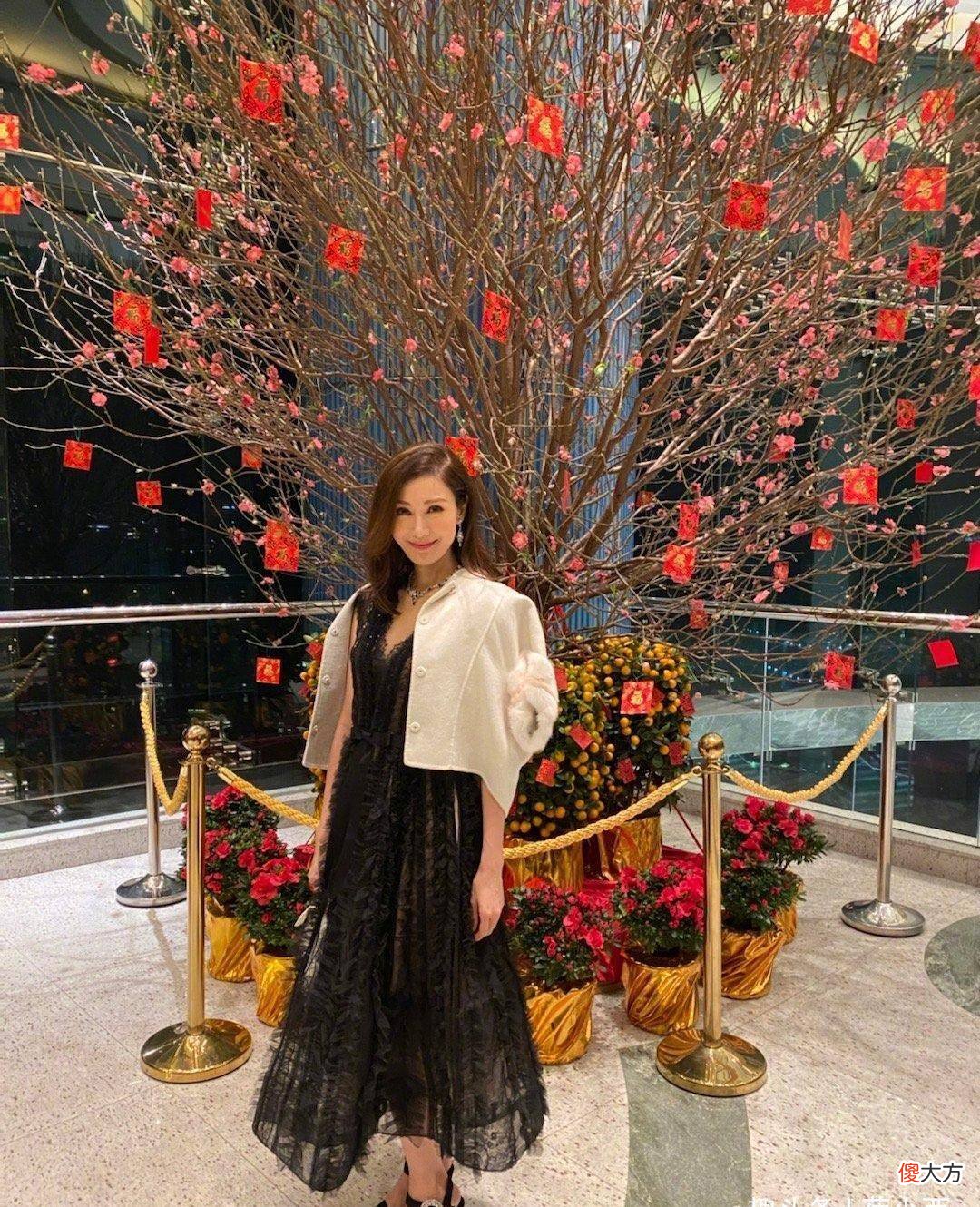 【时尚一点】李嘉欣的时尚穿搭,穿得像公主王子!