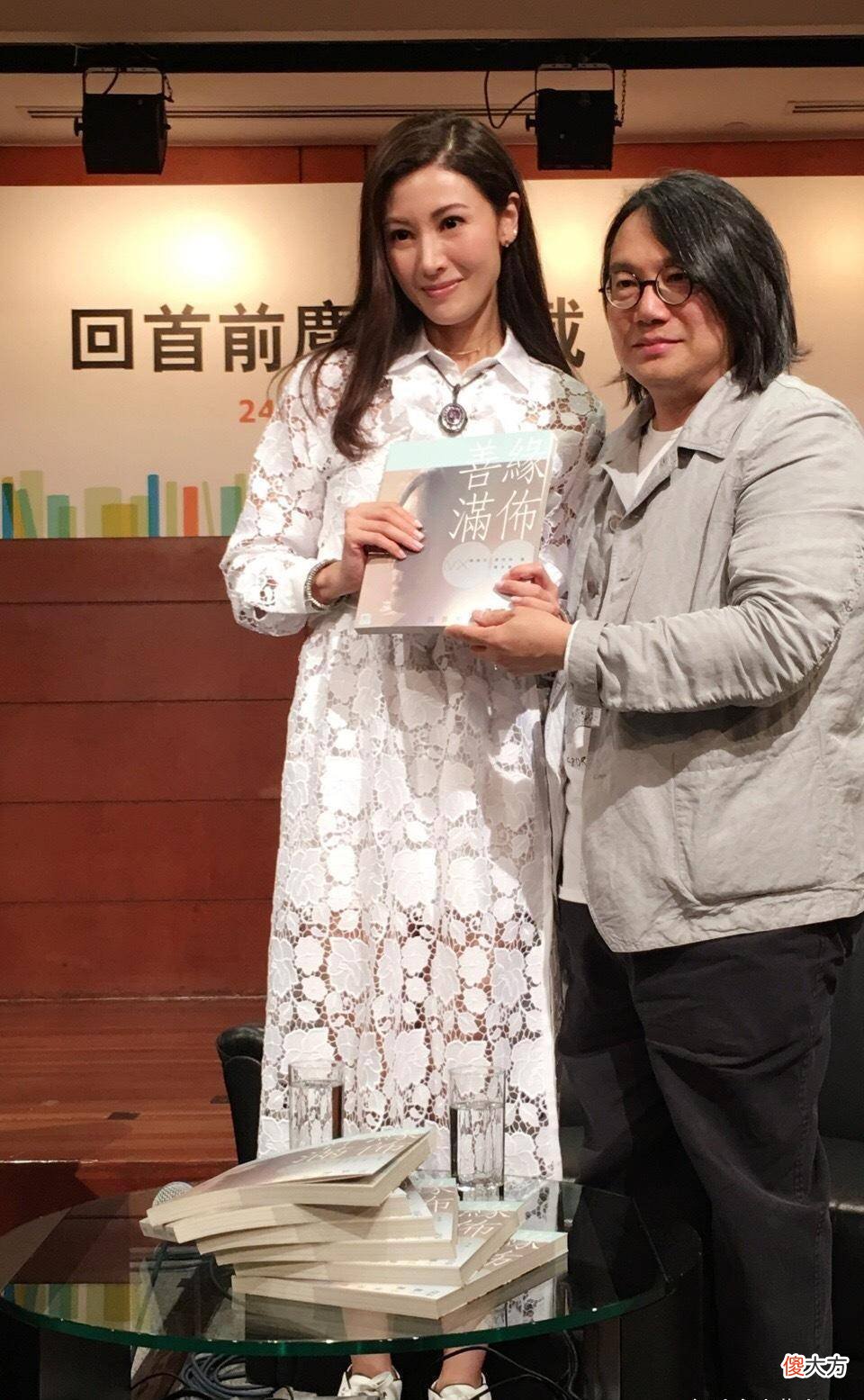 【时尚一点】李嘉欣的时尚穿搭,穿得像公主王子!