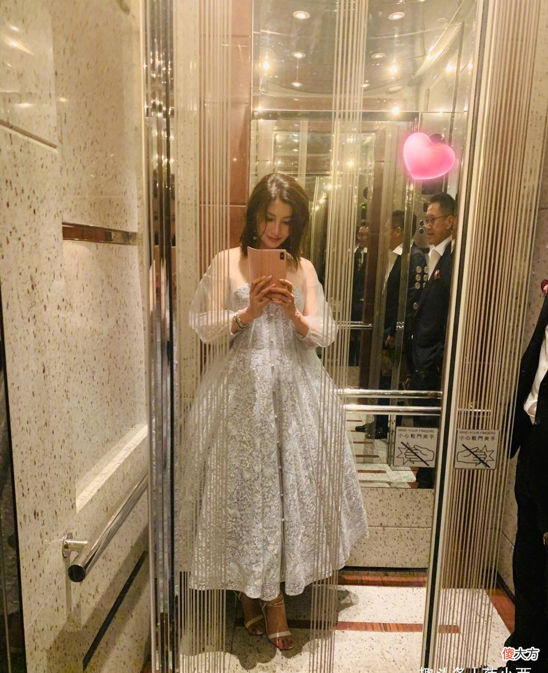 【时尚一点】李嘉欣的时尚穿搭,穿得像公主王子!