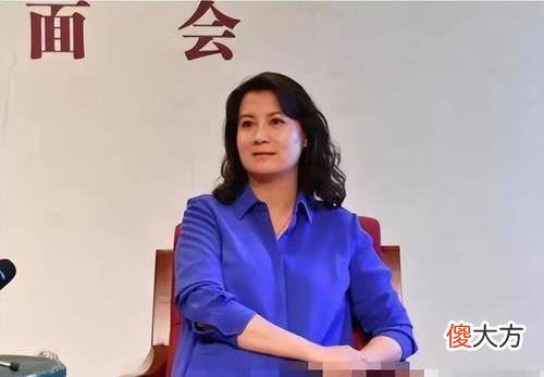 【就爱时尚】李幼斌51岁老婆胖成这样看着像普通人，发福后穿搭变得随性
