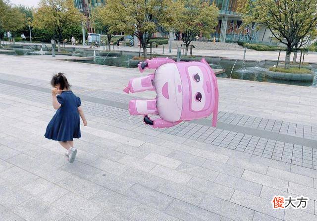 【时尚一点】大福三岁生完孩子后，母女俩穿亲子装出门，小背影萌翻了