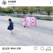 【时尚一点】大福三岁生完孩子后，母女俩穿亲子装出门，小背影萌翻了