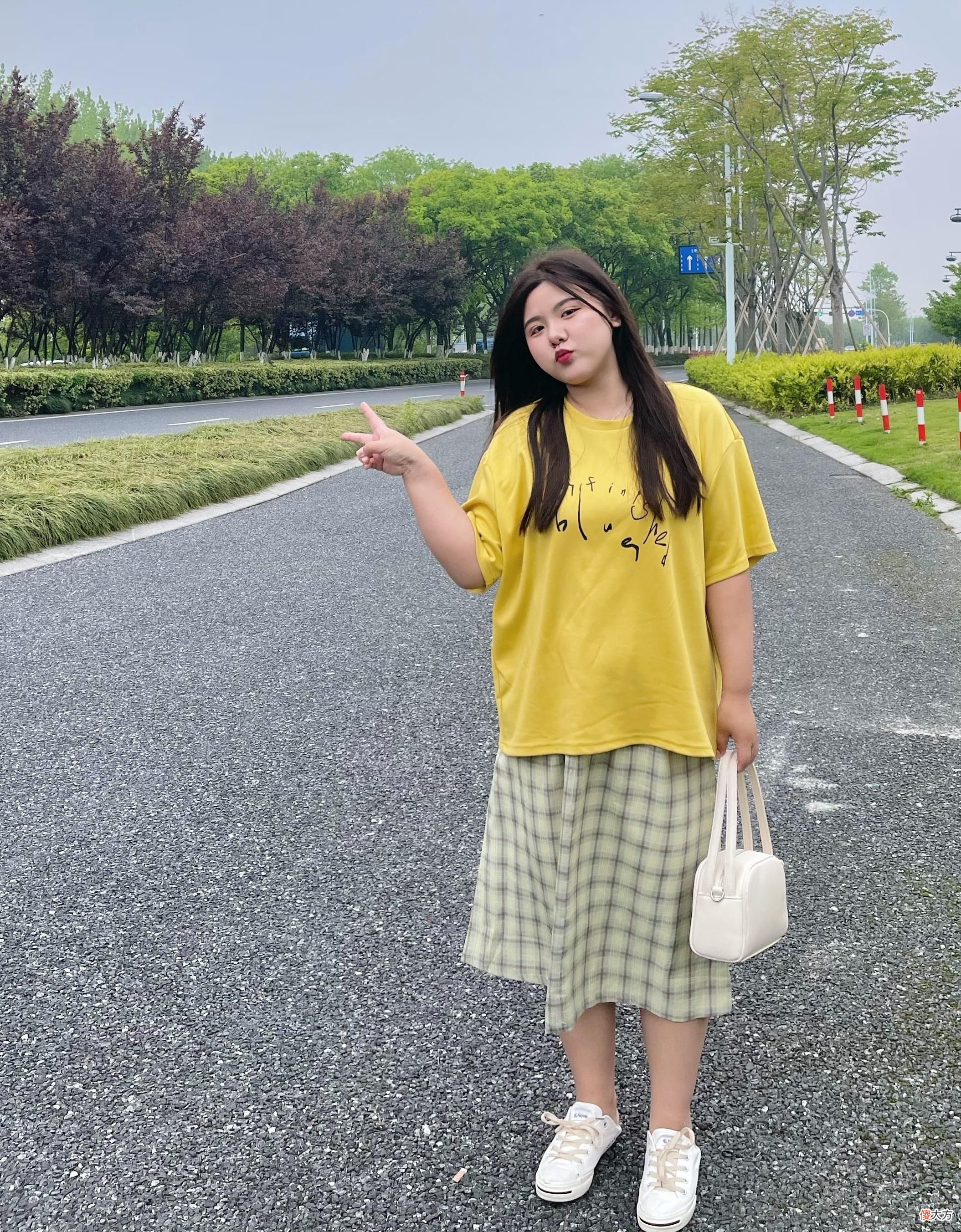 【就爱时尚】微胖女人夏天怎么穿?只要记住这“3穿3不穿”,优雅又有女人味
