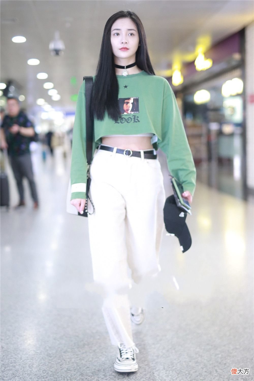 【就爱时尚】被上海女生街拍惊艳了！爱“露腰”美得很自信，充满活力有高级感
