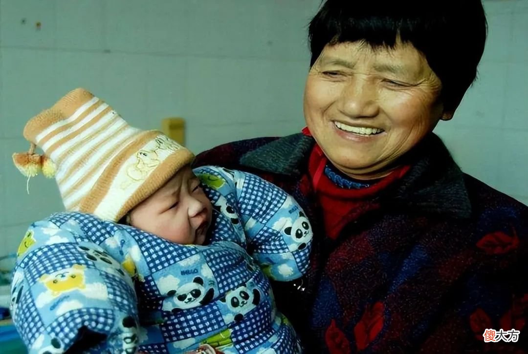 姥姥和奶奶带娃，到底谁没有私心？过来人给出答案，宝妈别搞错了