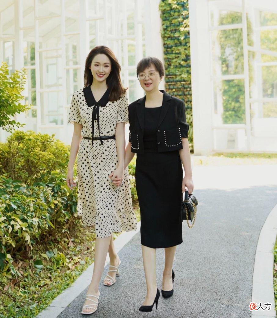 【就爱时尚】这届“妈妈被博主”真圈粉！穿衣打扮有一手，女儿被熬成姐妹
