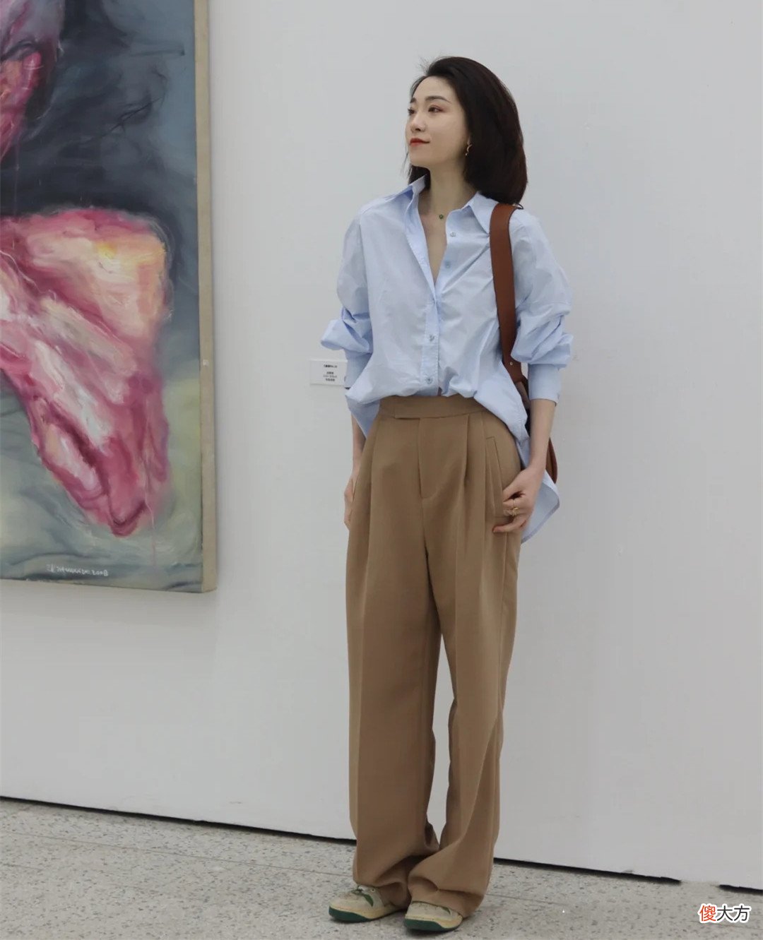 【时尚一点】为什么今夏的阔腿裤,40岁女人宁愿配衬衫,也不跟风搭白T恤了?