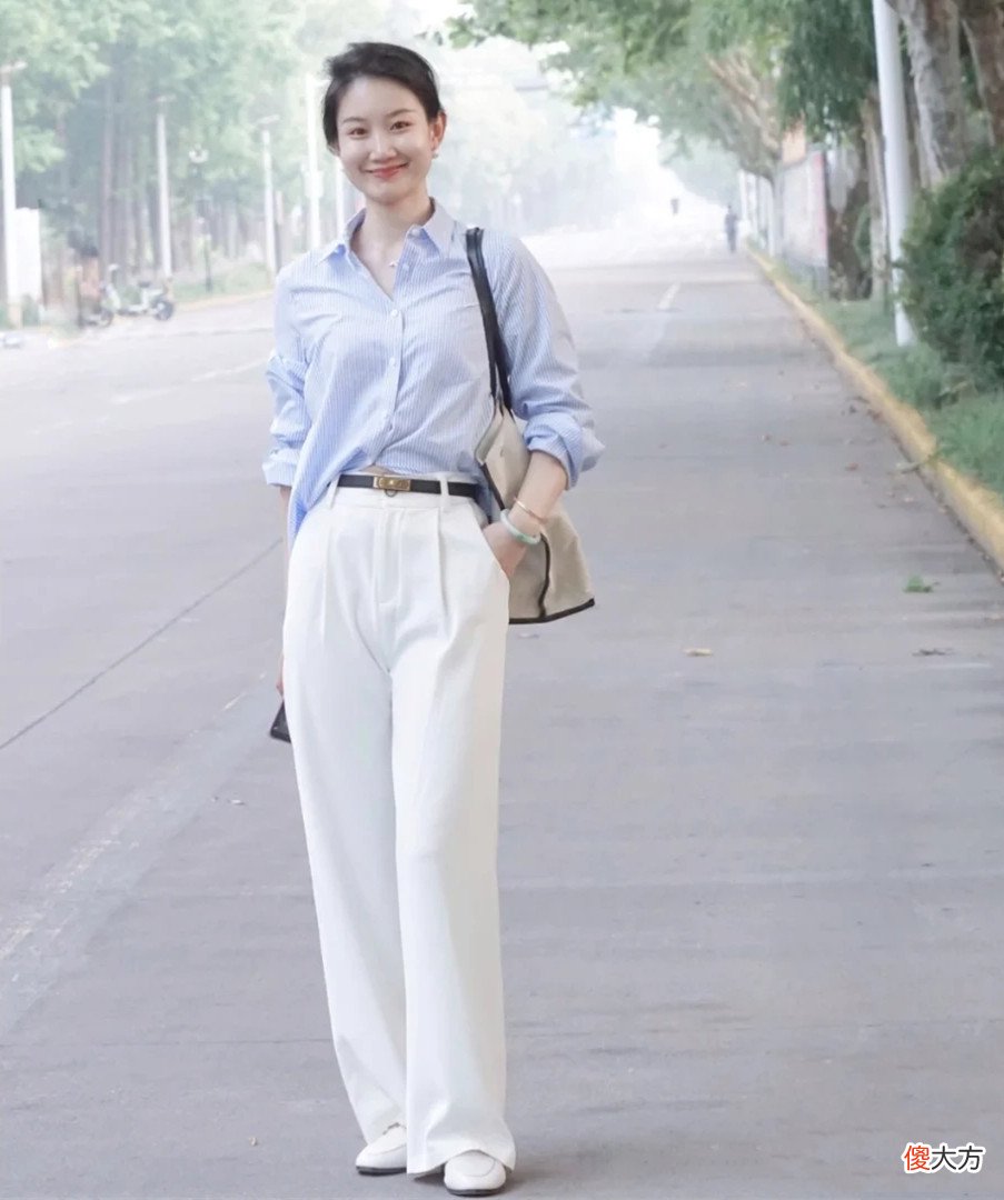【时尚一点】为什么今夏的阔腿裤,40岁女人宁愿配衬衫,也不跟风搭白T恤了?