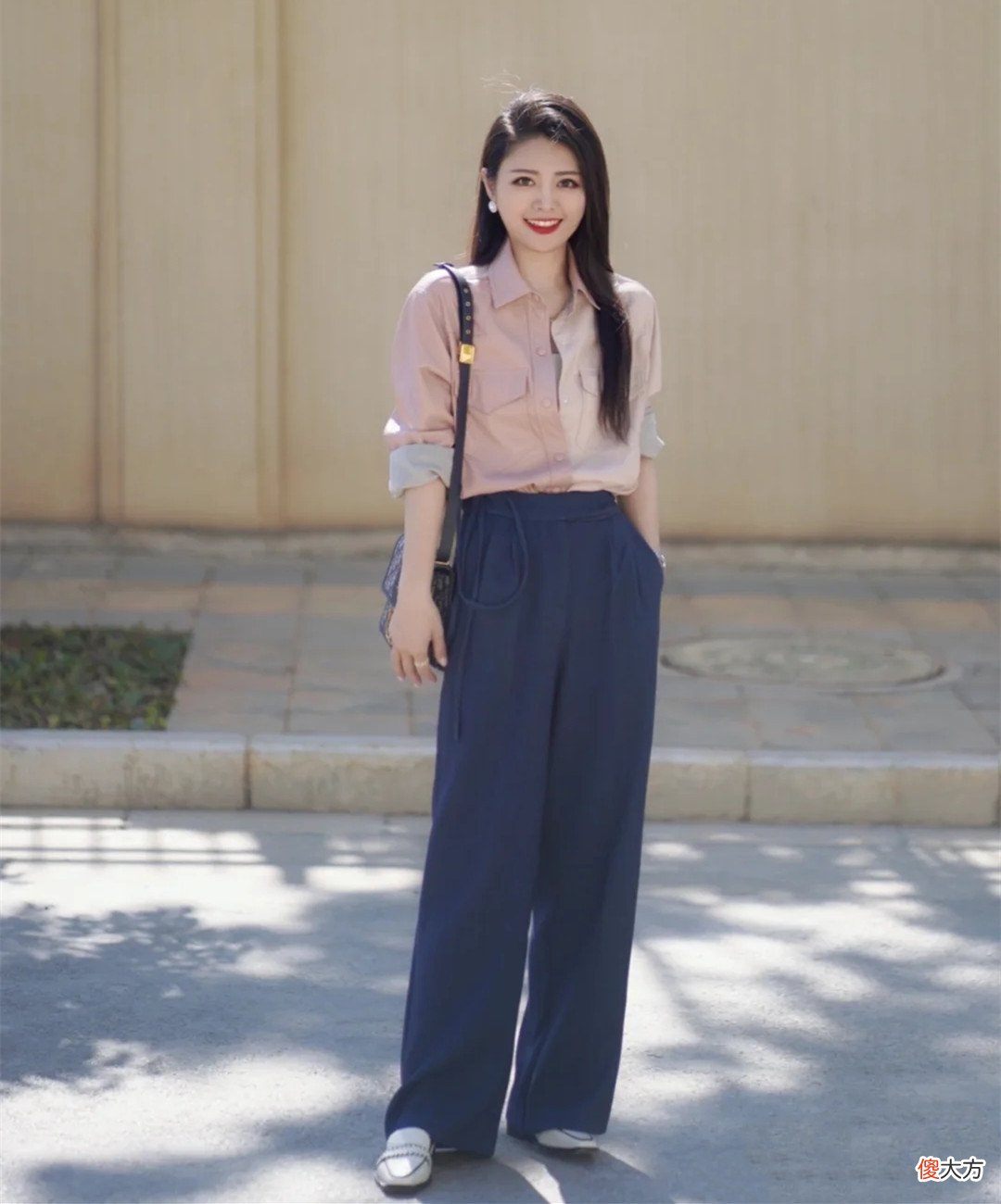 【时尚一点】为什么今夏的阔腿裤,40岁女人宁愿配衬衫,也不跟风搭白T恤了?