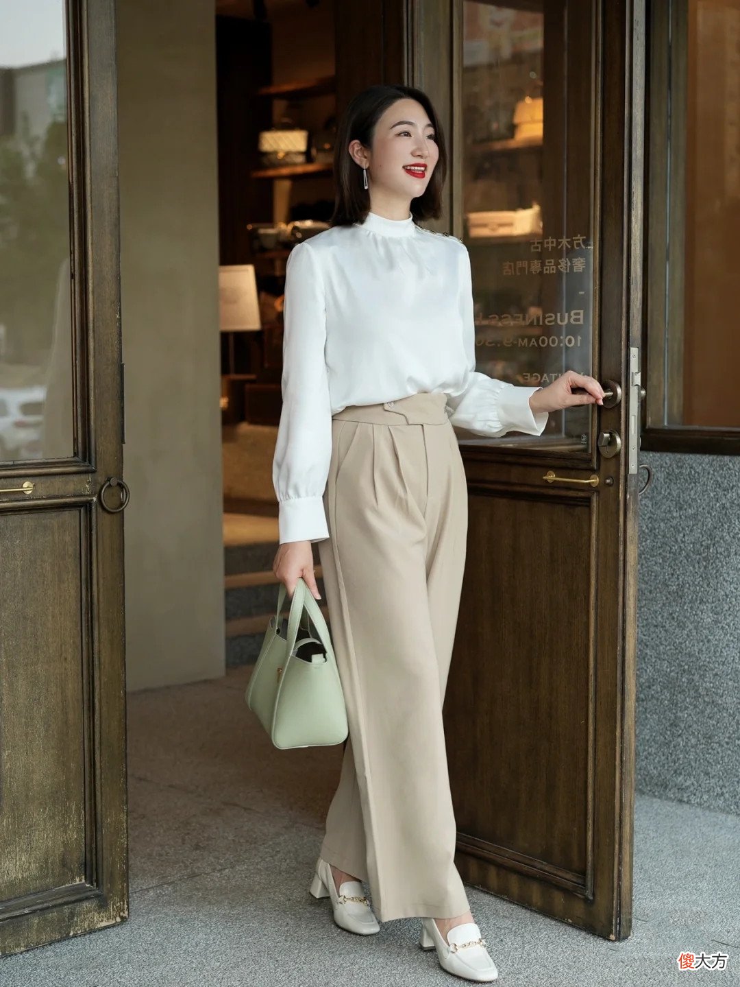 【时尚一点】为什么今夏的阔腿裤，40岁女人宁愿配衬衫，也不跟风搭白T恤了？