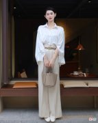 【时尚一点】为什么今夏的阔腿裤，40岁女人宁愿配衬衫，也不跟风搭白T恤了？