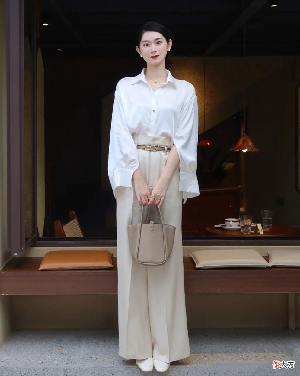 【时尚一点】为什么今夏的阔腿裤,40岁女人宁愿配衬衫,也不跟风搭白T恤了?