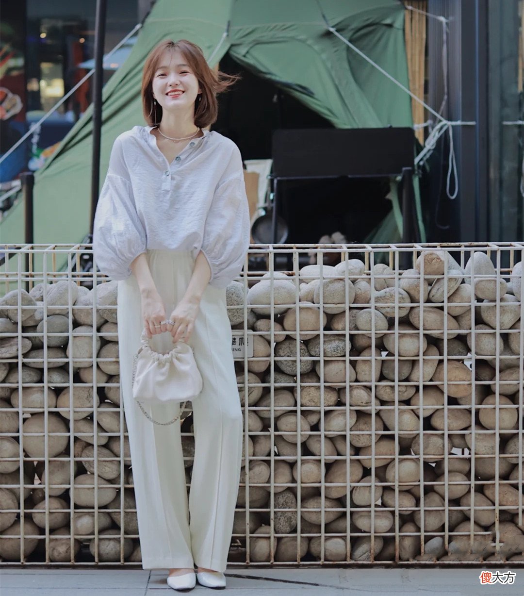 【时尚一点】为什么今夏的阔腿裤,40岁女人宁愿配衬衫,也不跟风搭白T恤了?