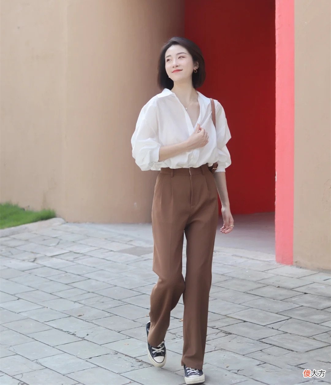 【时尚一点】为什么今夏的阔腿裤,40岁女人宁愿配衬衫,也不跟风搭白T恤了?