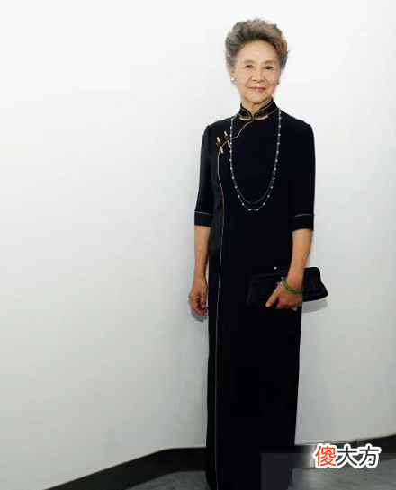 【时尚一点】国民奶奶吴彦姝不愧为“时尚奶奶”，每套珠宝搭配都具有独特的时尚感！