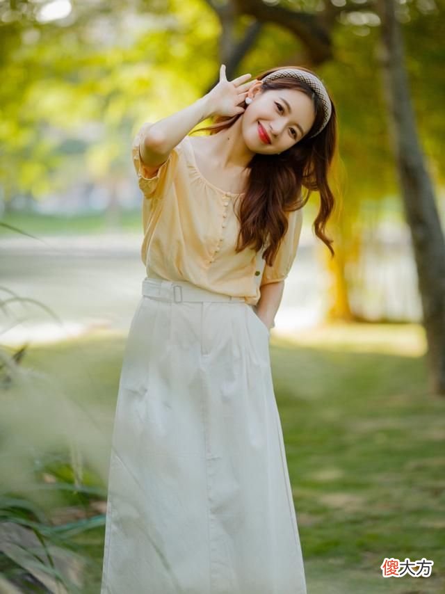 【就爱时尚】别只会穿连衣裙，今年夏天流行的4套半身裙穿搭，温柔舒适不挑人