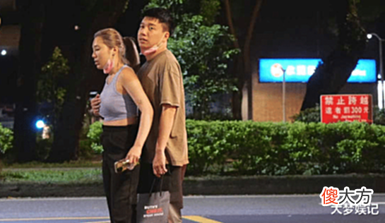 【游戏世界】年初爆分手!前电竞选手Toyz与女友奈奈当众亲密,路边互动全被拍