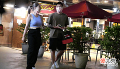 【游戏世界】年初爆分手!前电竞选手Toyz与女友奈奈当众亲密,路边互动全被拍