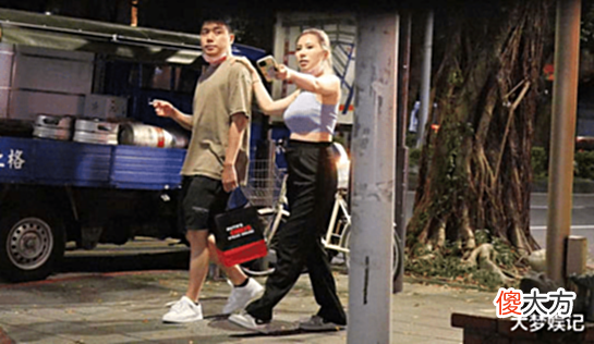 【游戏世界】年初爆分手!前电竞选手Toyz与女友奈奈当众亲密,路边互动全被拍