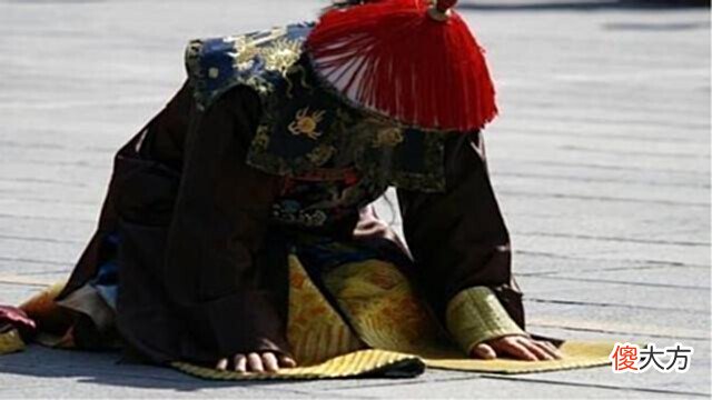 【爱历史】清朝大臣为何在跪拜前,要拍几下袖子?溥仪说出事情原委
