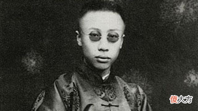 【爱历史】清朝大臣为何在跪拜前,要拍几下袖子?溥仪说出事情原委